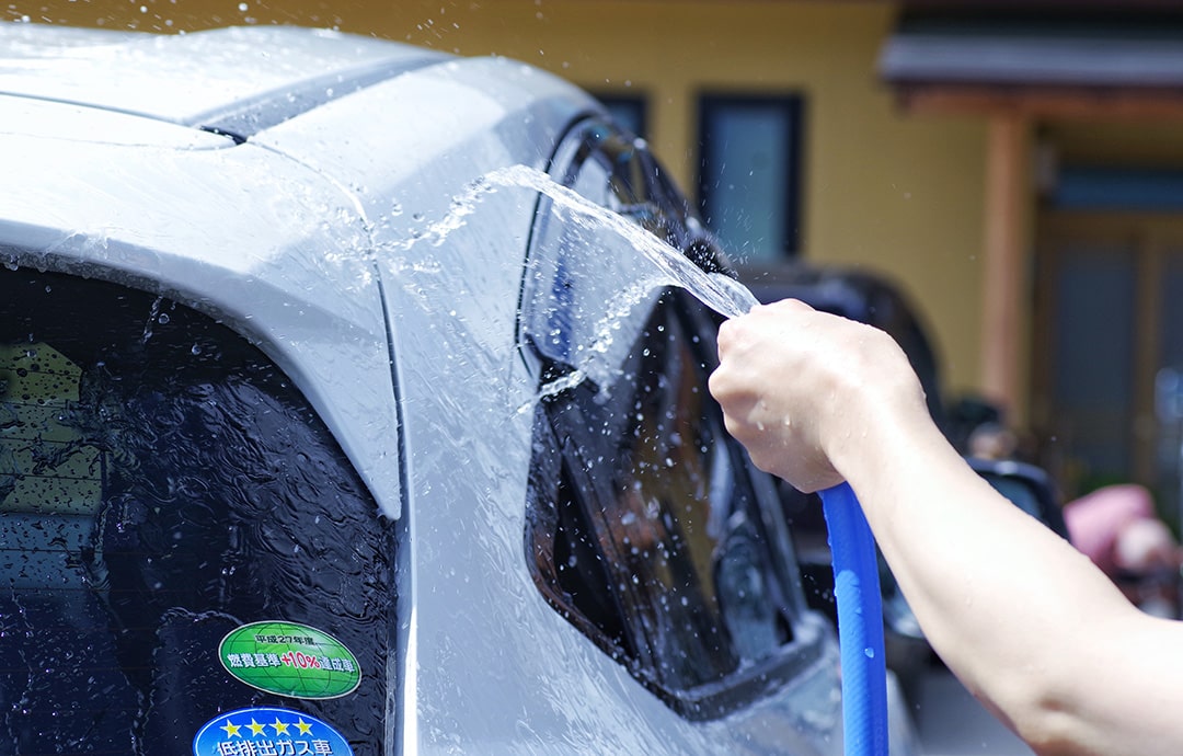 水洗い洗車をする人