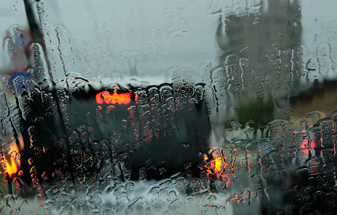 雨で濡れるフロントガラス