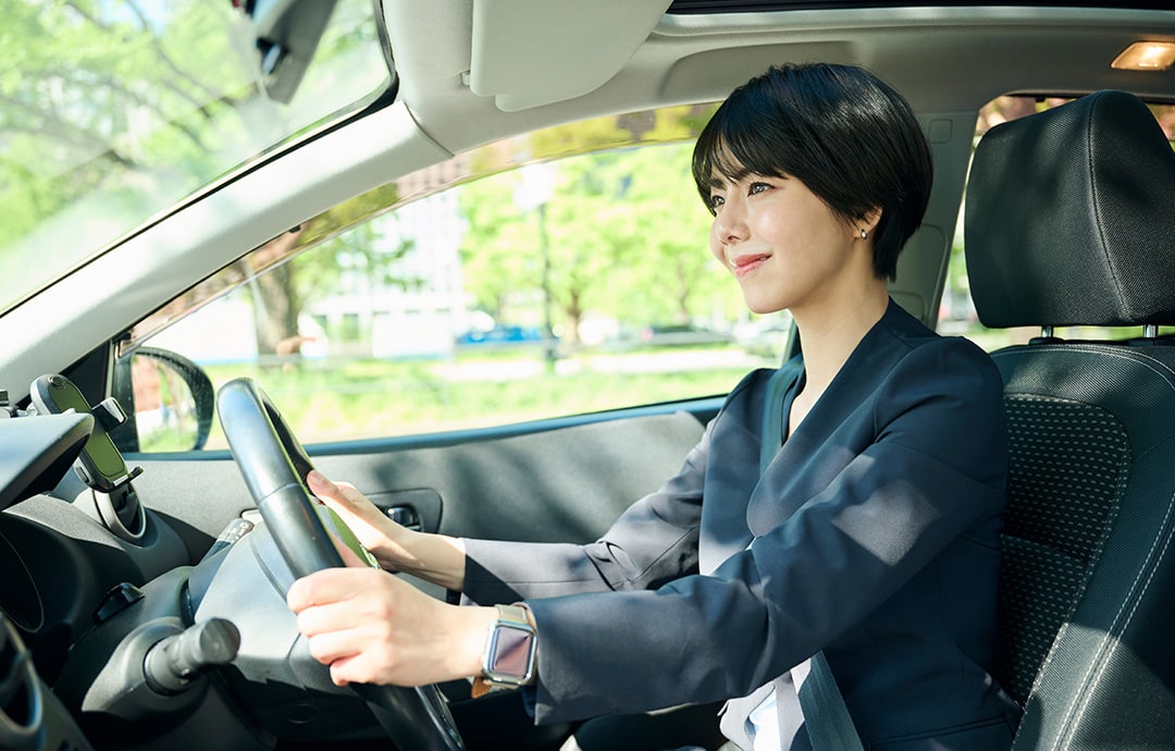 運転する女性