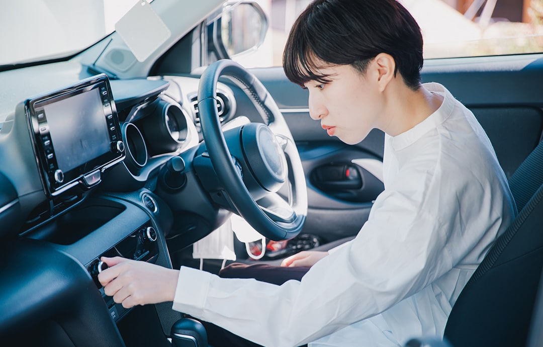 運転席の女性