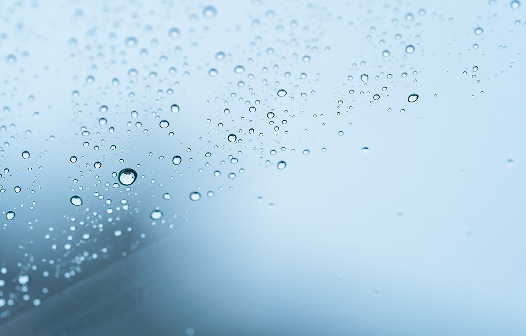 水滴の付いたフロントガラス