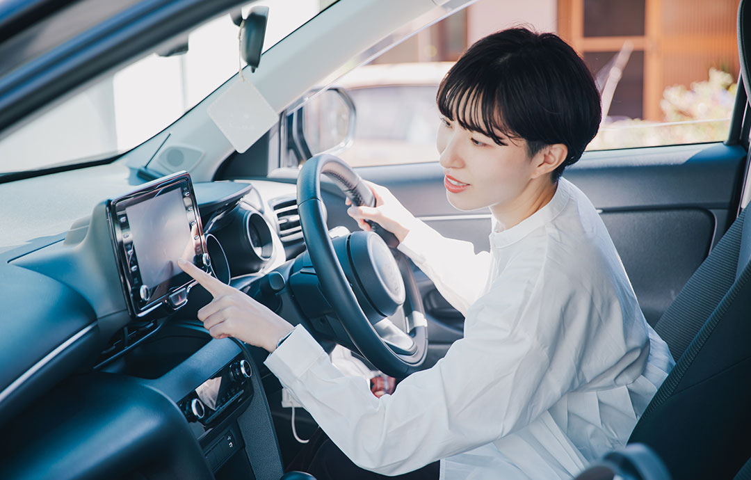 運転する女性