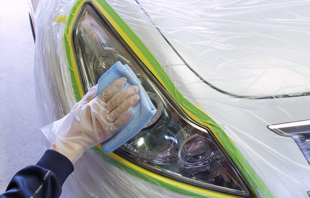 ヘッドライトをマイクロファイバークロスで洗う